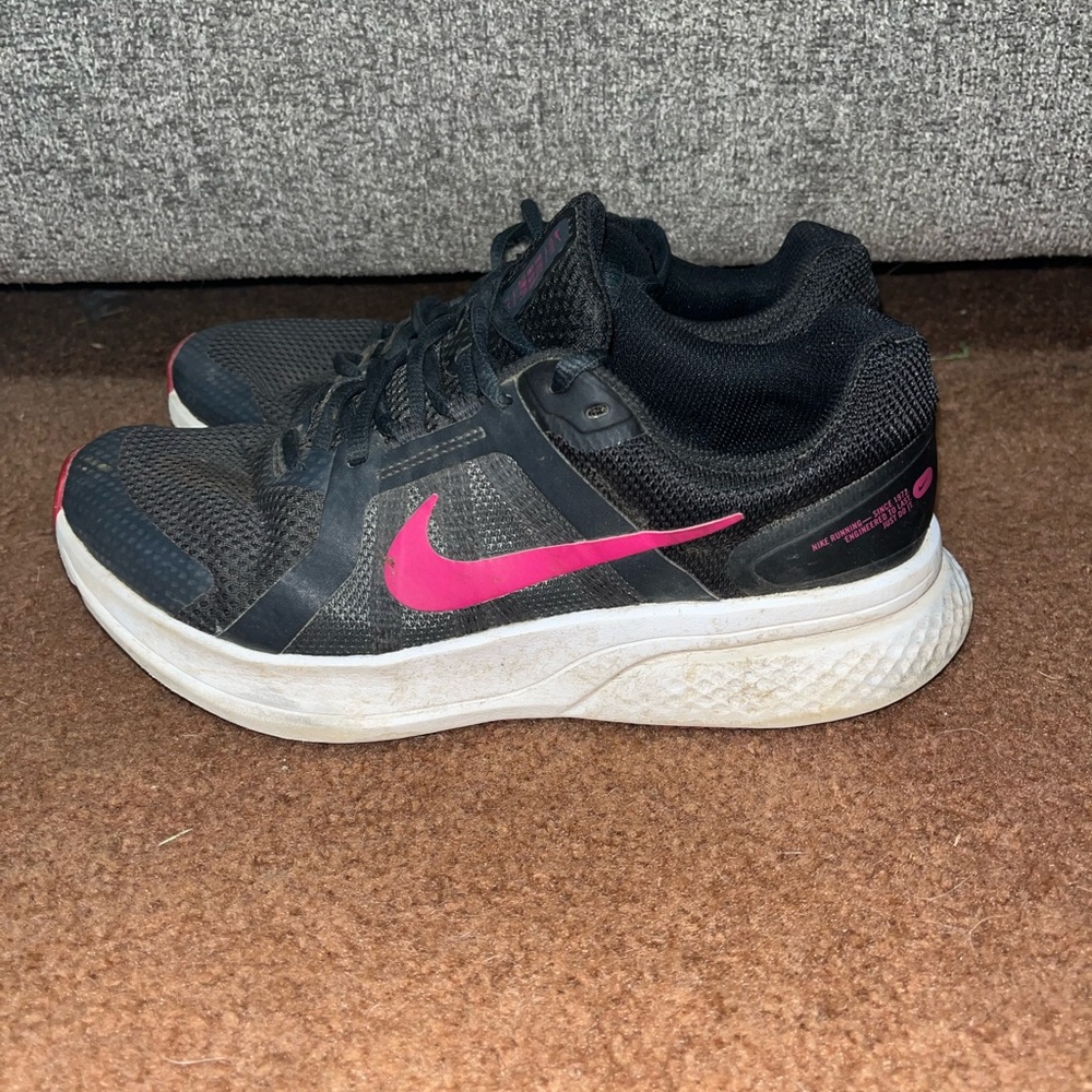 Nike Women's Black and Pink Running Shoes